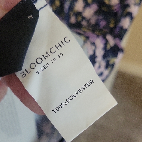 BloomChic Navy and Lavender Floral Dress short sleeve, elastic waist Sz18/20 - Picture 2 of 5